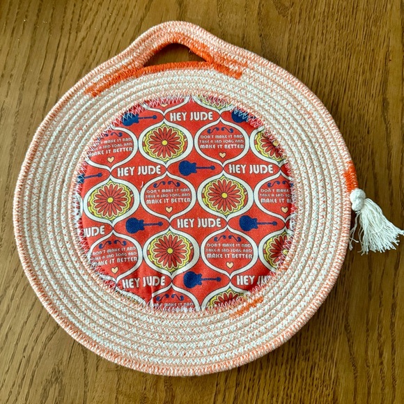 Trivet & small basket ‘Hey Jude' theme fabric - Picture 3 of 7